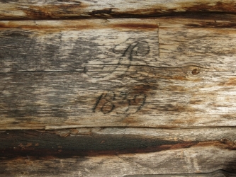 Kodan seinässä oleva puumerkki, jossa on kaksi kirjainta ja vuosiluku 1839.