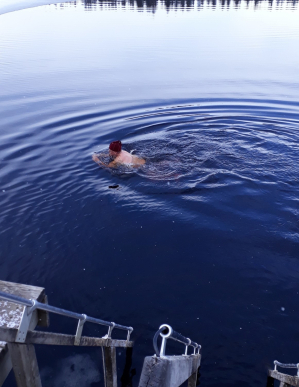 Mies ui myssy päässä järvessä talvella